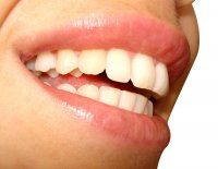 implanty zębowe i ładny uśmiech