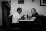 starsi ludzie przy rozmowie